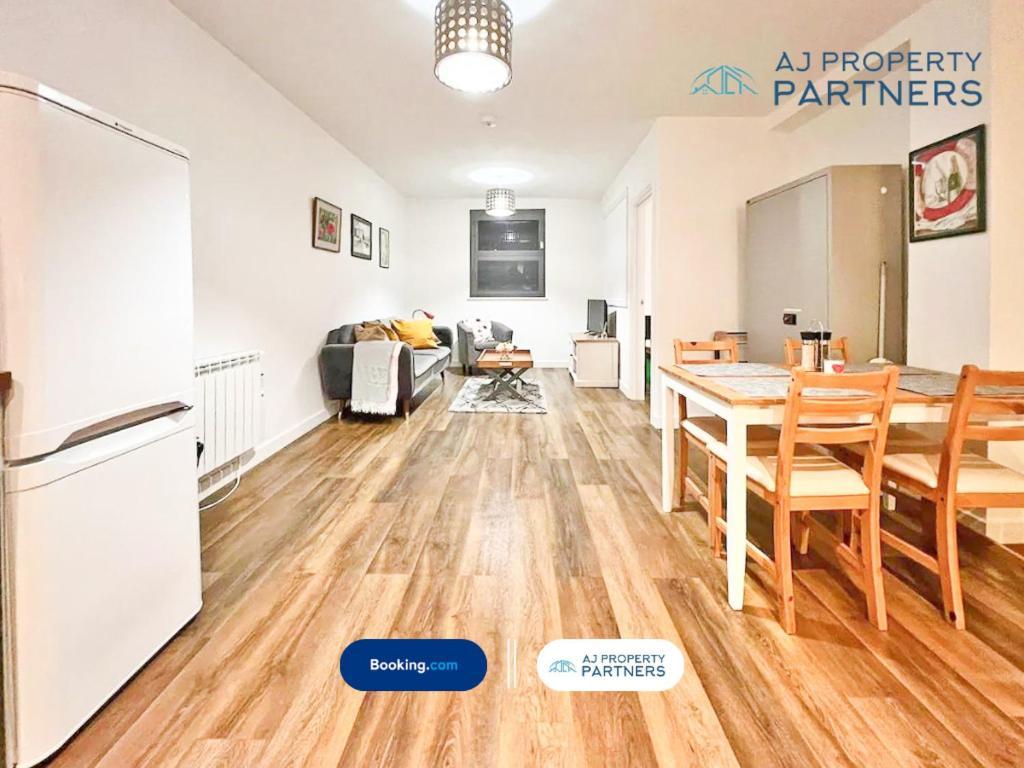 Premium Offer L Last-Minute Escape L Aj Properties L High Street Cheltenham L Parking L Ideal For Short Or Long Stays - Town Centre Apartment, 4 Beds, 1 Bathroom 외부 사진