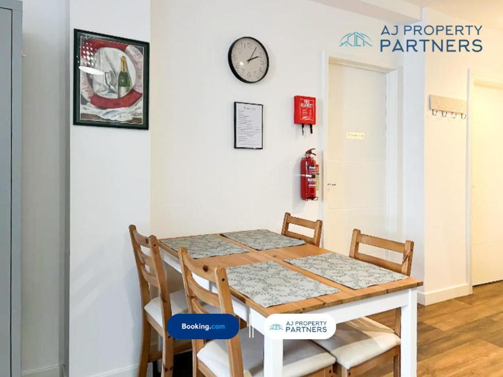 Premium Offer L Last-Minute Escape L Aj Properties L High Street Cheltenham L Parking L Ideal For Short Or Long Stays - Town Centre Apartment, 4 Beds, 1 Bathroom 외부 사진