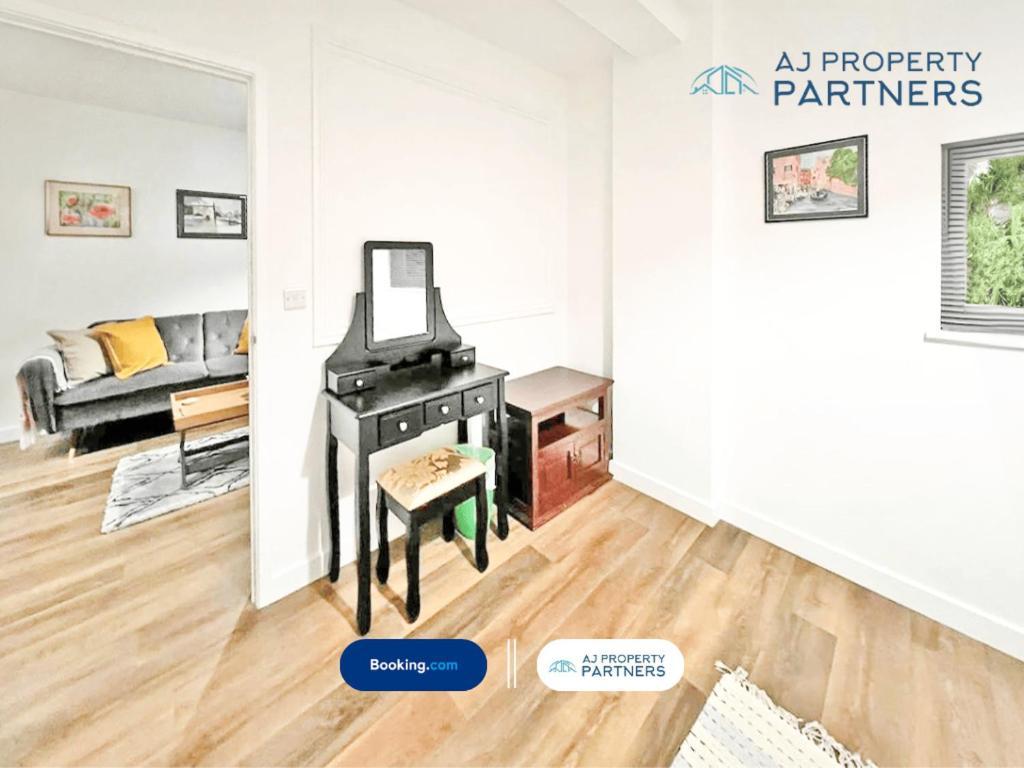Premium Offer L Last-Minute Escape L Aj Properties L High Street Cheltenham L Parking L Ideal For Short Or Long Stays - Town Centre Apartment, 4 Beds, 1 Bathroom 외부 사진