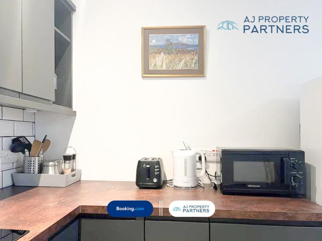 Premium Offer L Last-Minute Escape L Aj Properties L High Street Cheltenham L Parking L Ideal For Short Or Long Stays - Town Centre Apartment, 4 Beds, 1 Bathroom 외부 사진